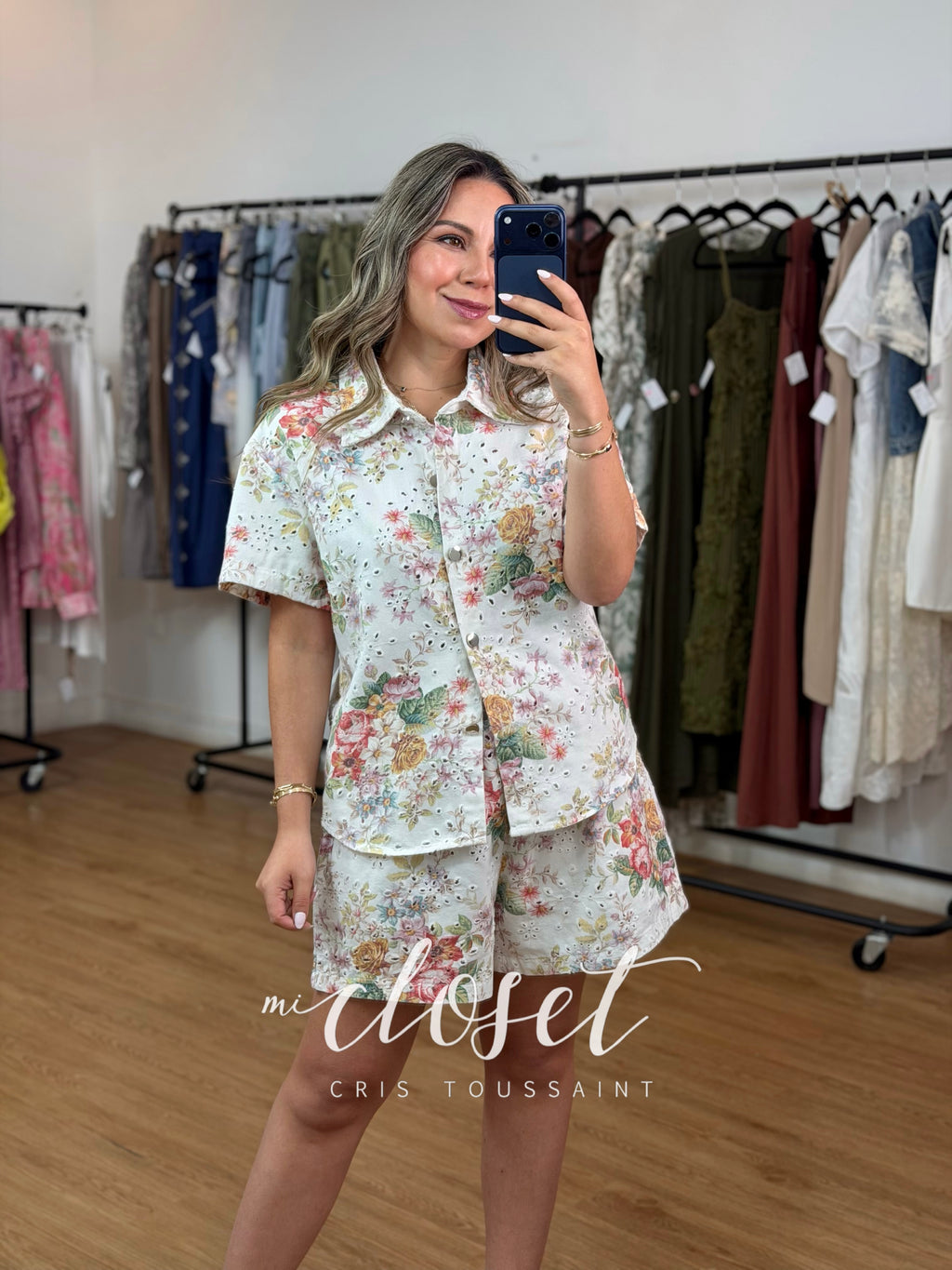 CONJUNTO DE SHORT Y CAMISOLA DE MEZCLILLA, CALADO CON ESTAMPADO DE FLOR