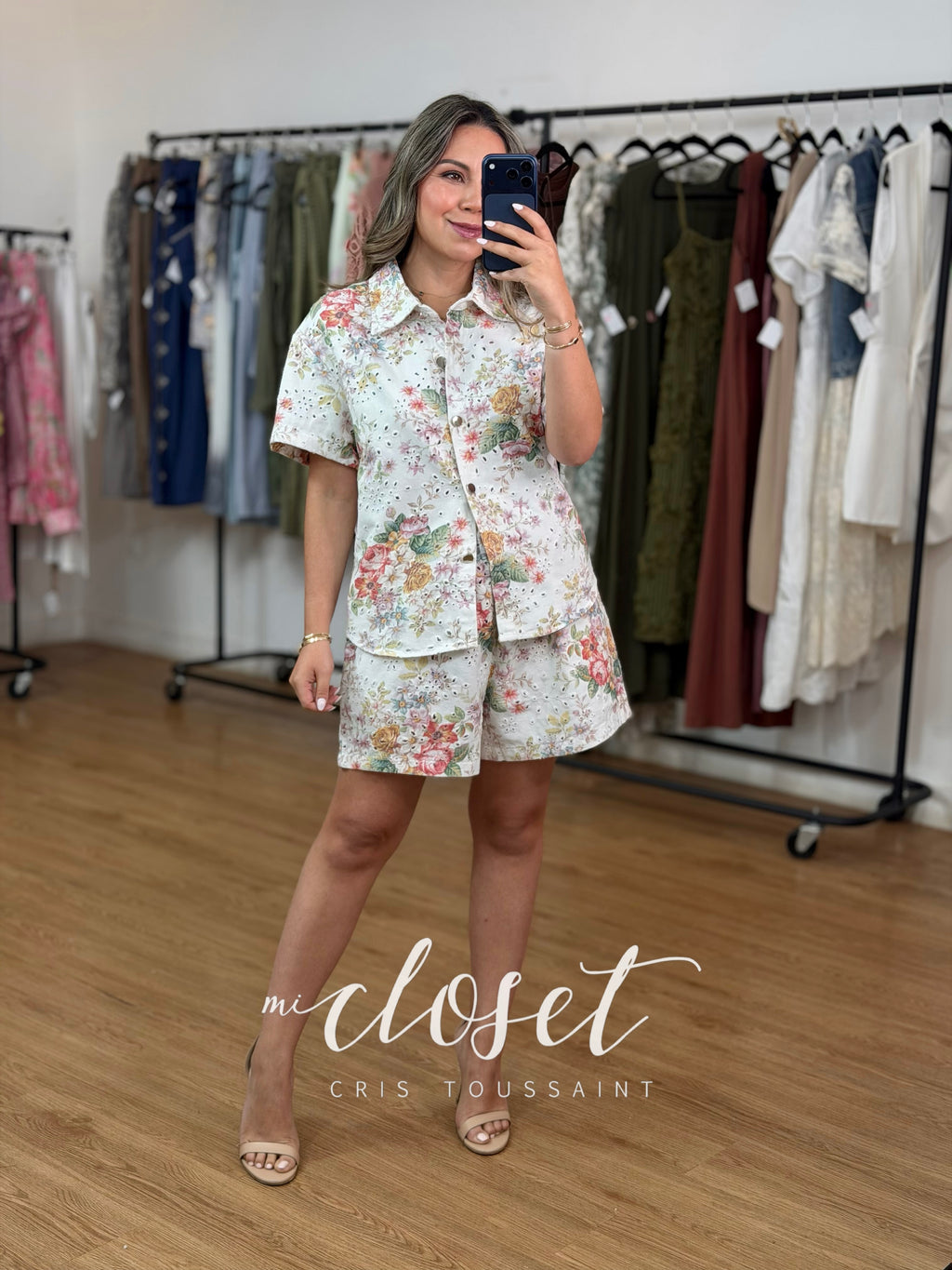 CONJUNTO DE SHORT Y CAMISOLA DE MEZCLILLA, CALADO CON ESTAMPADO DE FLOR