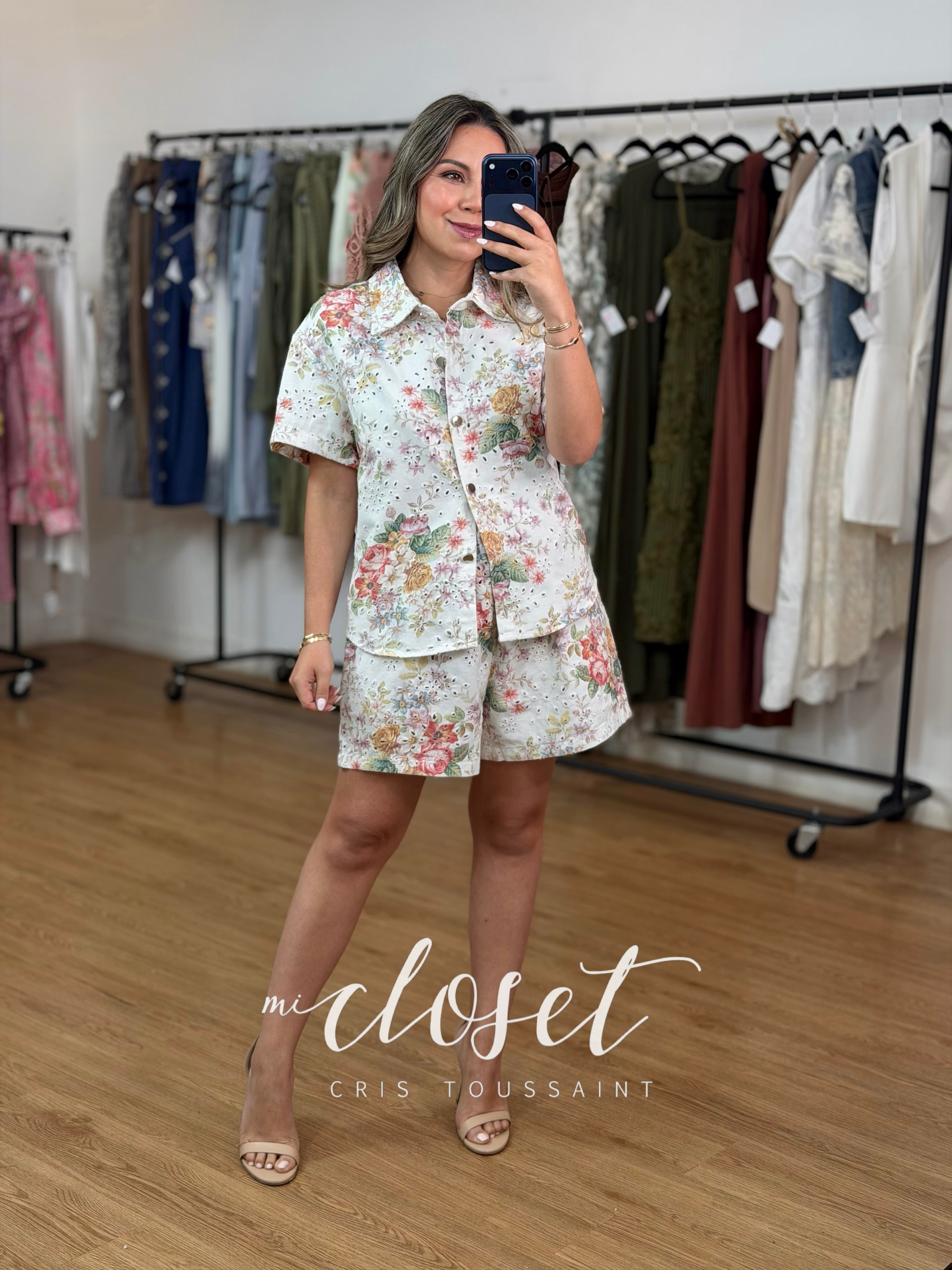 CONJUNTO DE SHORT Y CAMISOLA DE MEZCLILLA, CALADO CON ESTAMPADO DE FLOR