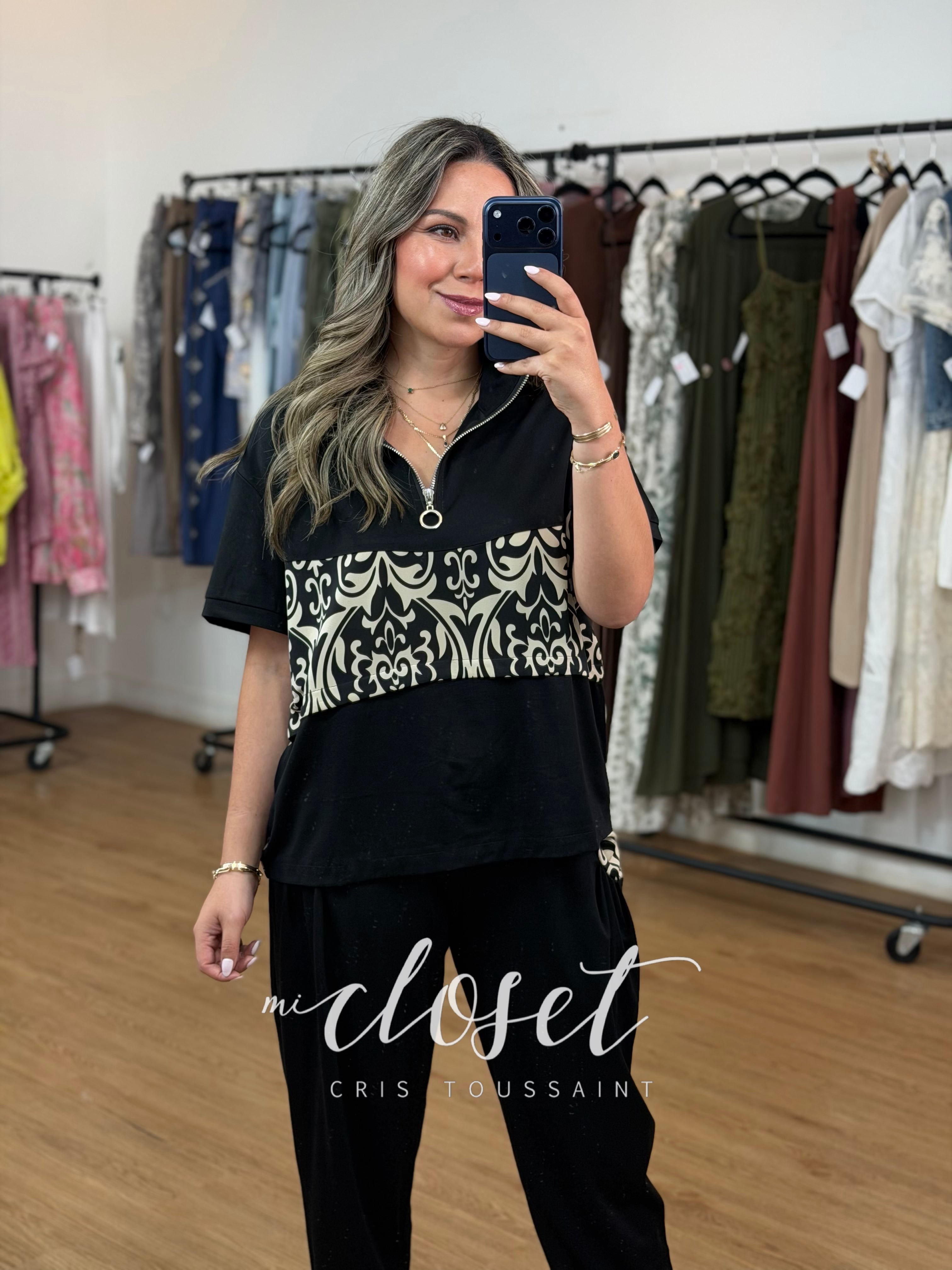 CONJUNTO LIGERO DE PLAYERA AMPLIA CON CIERRE EN V Y PANTALÓN CORTO
