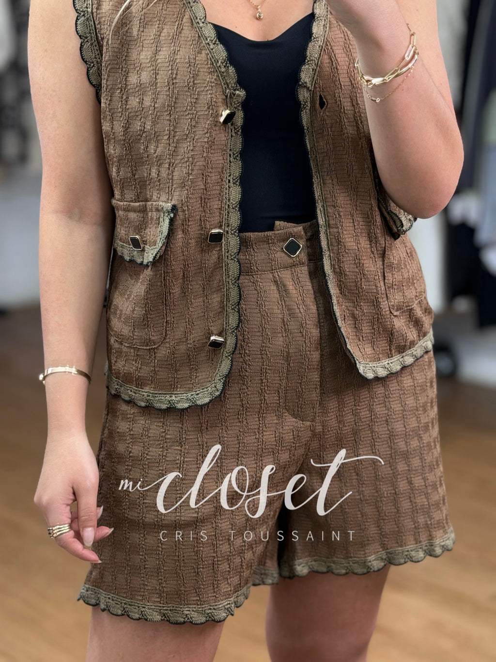 Conjunto de short y chaleco con textura y detalle en bordes.
