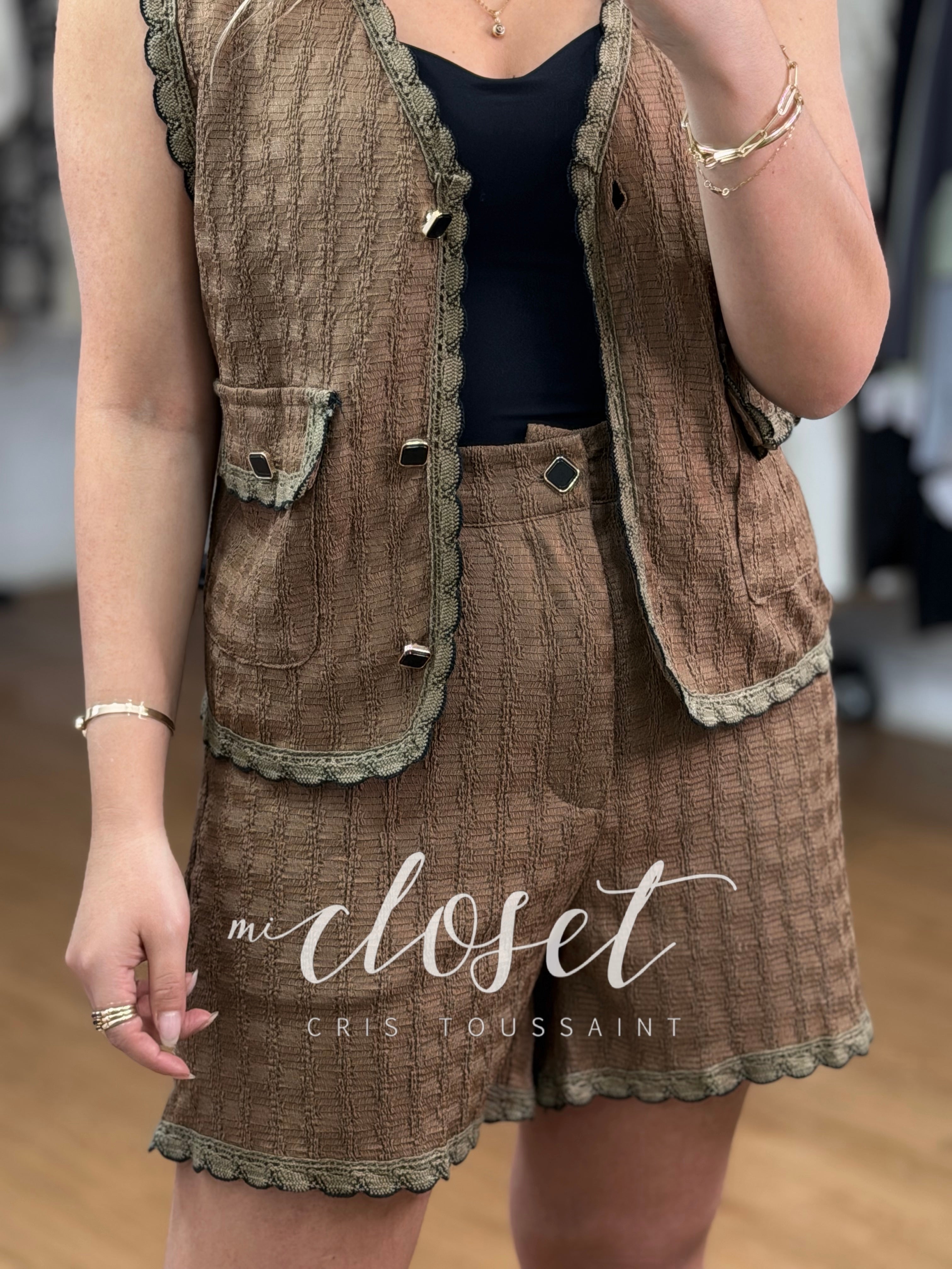 Conjunto de short y chaleco con textura y detalle en bordes.
