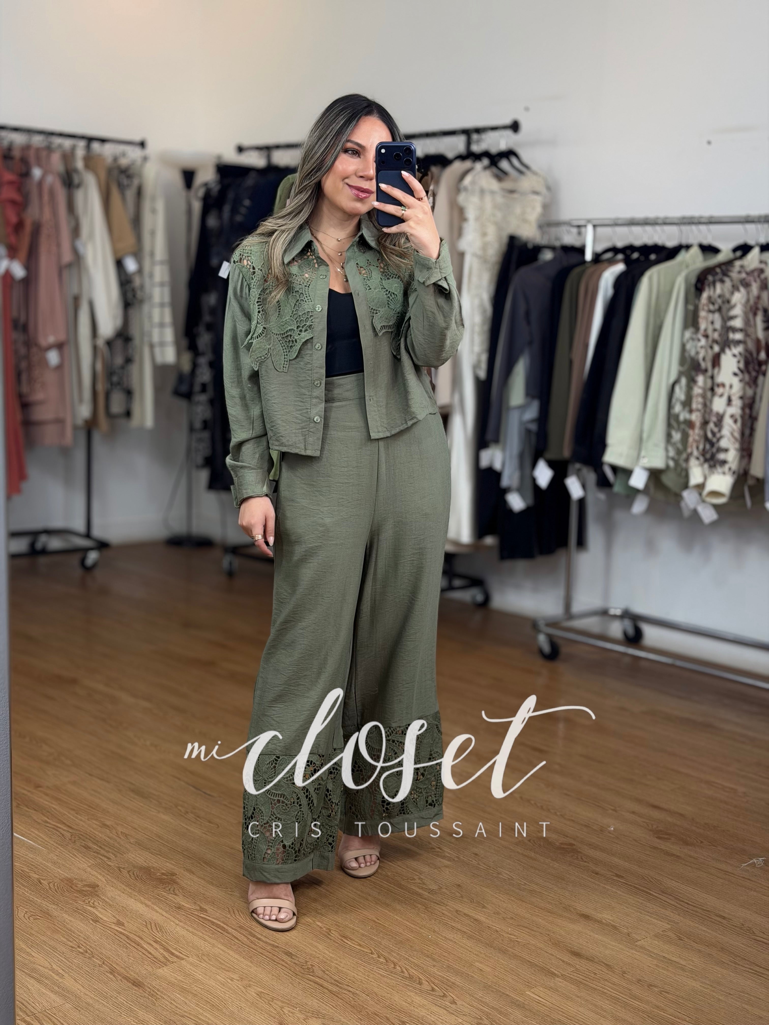Conjunto tipo lino, pantalón y camisa cortos, calado, con encaje en pecho y tobillo.