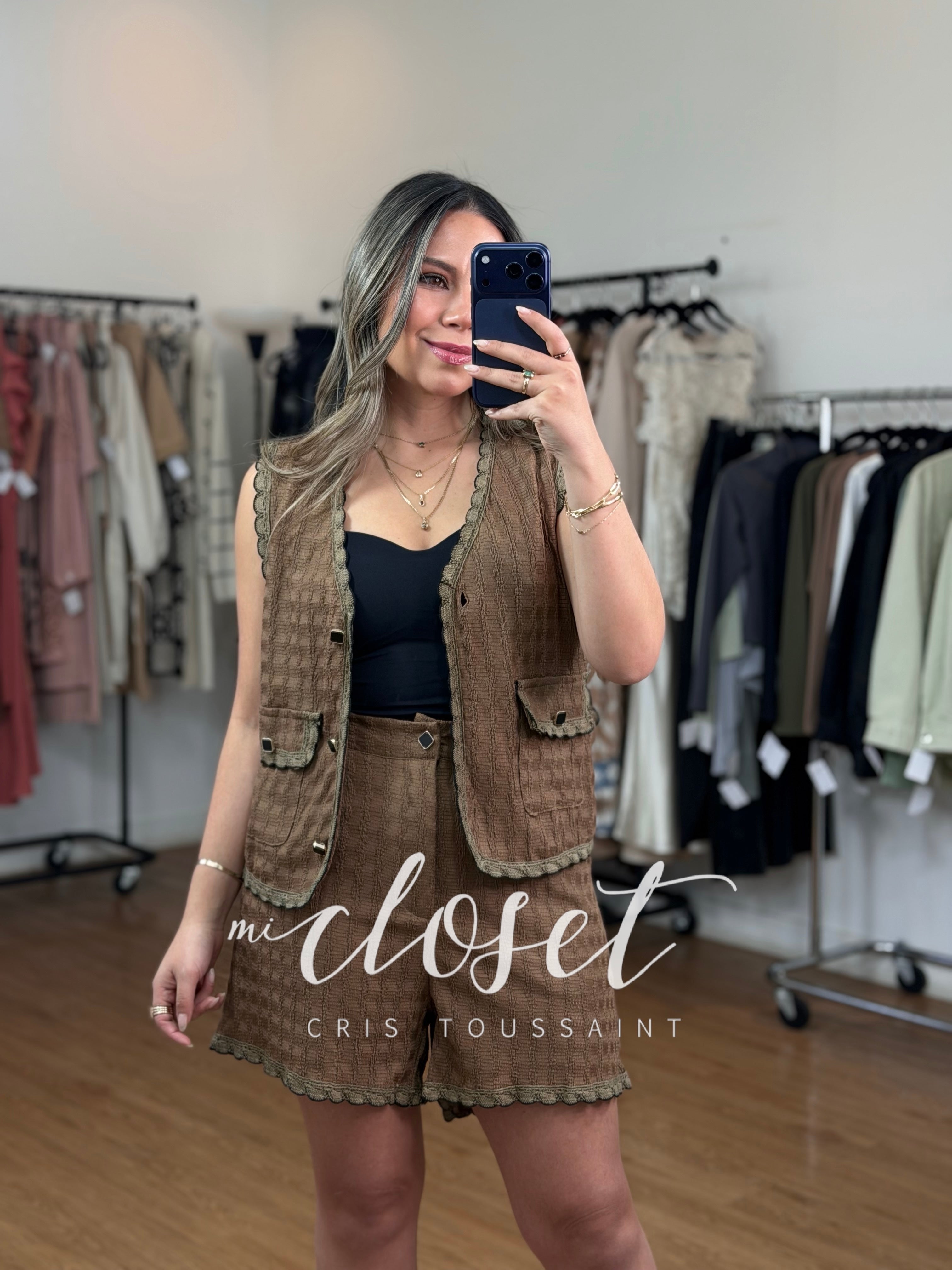 Conjunto de short y chaleco con textura y detalle en bordes.
