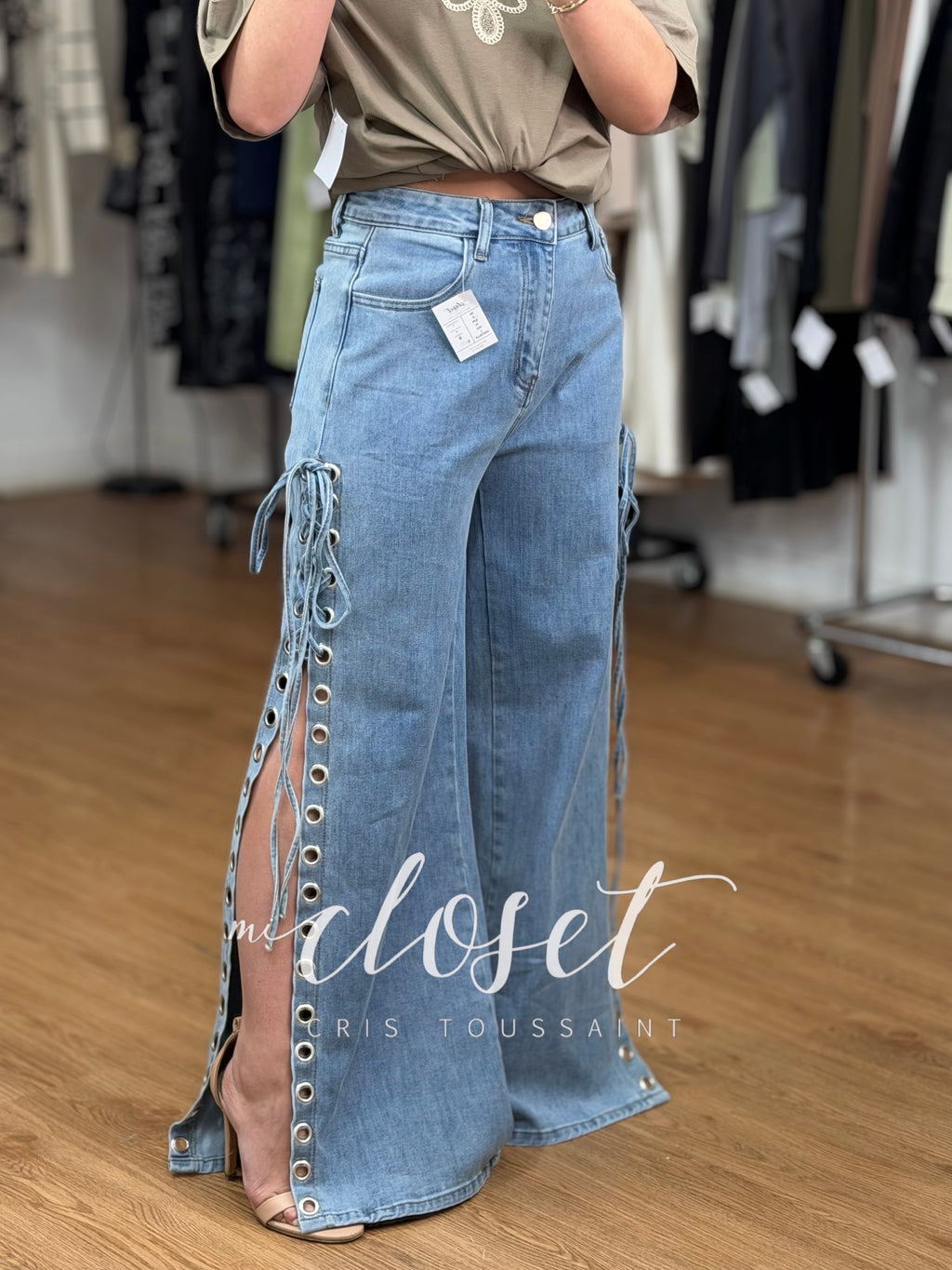 JEANS TIPO WIDE LEG CON TRENZADO EN COSTADOS
