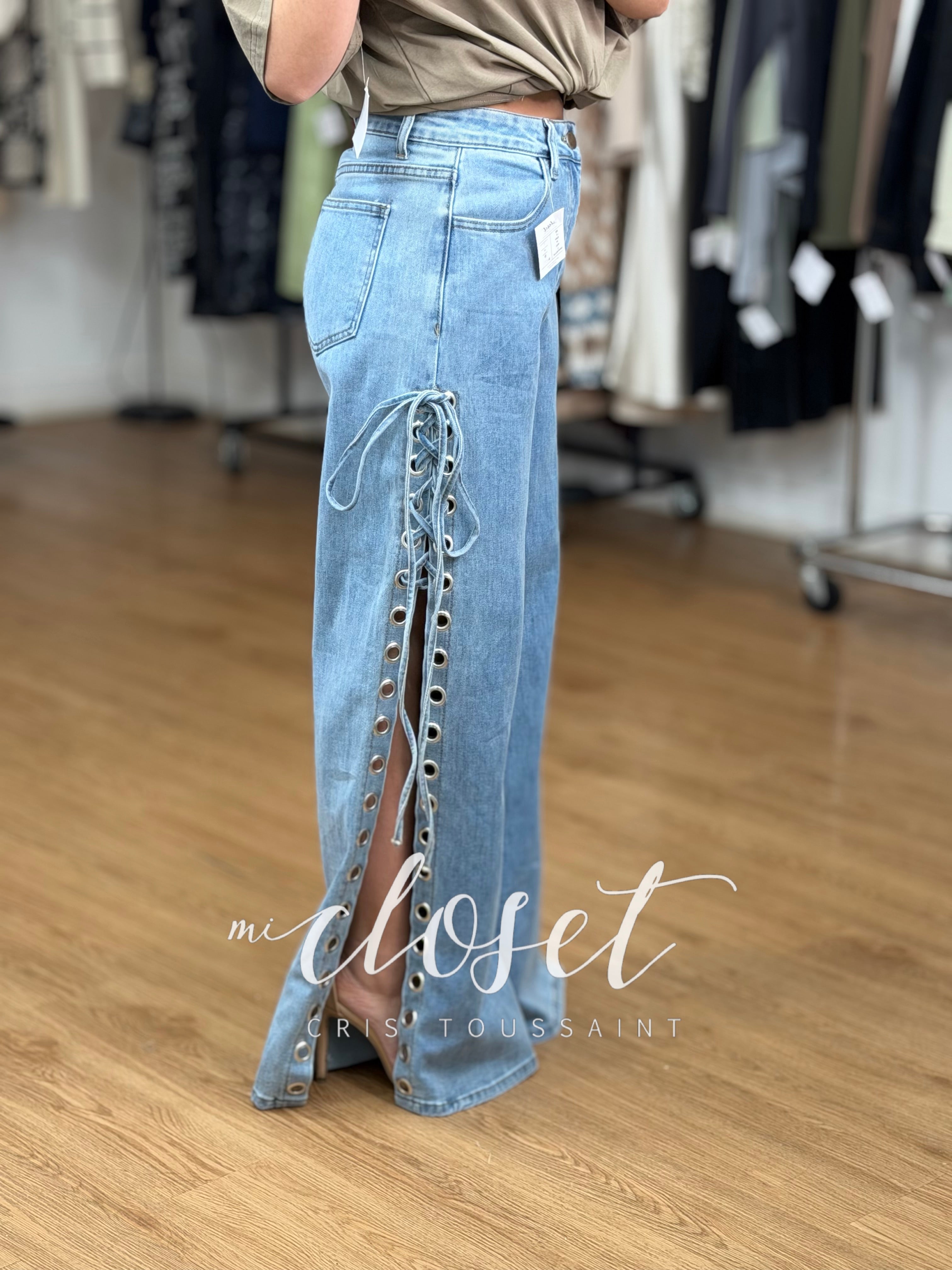JEANS TIPO WIDE LEG CON TRENZADO EN COSTADOS
