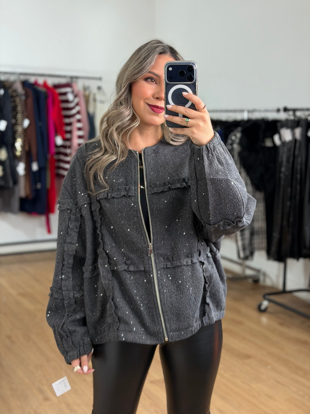 CHAMARRA GRUESA CON FORRO Y DESTELLOS DE BRILLO, OLANES EN FRENTE Y ESPALDA (OVERSIZED)