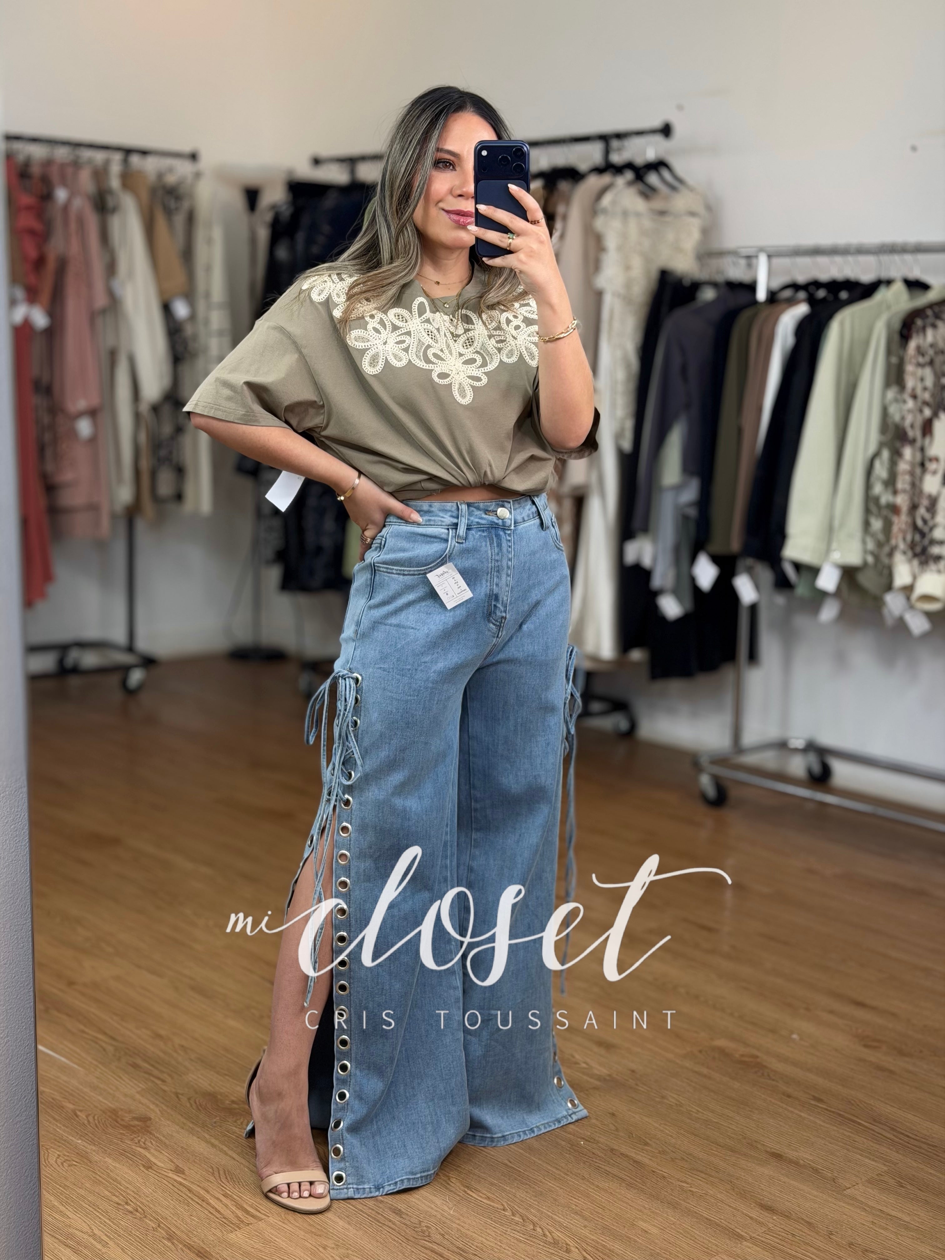 JEANS TIPO WIDE LEG CON TRENZADO EN COSTADOS