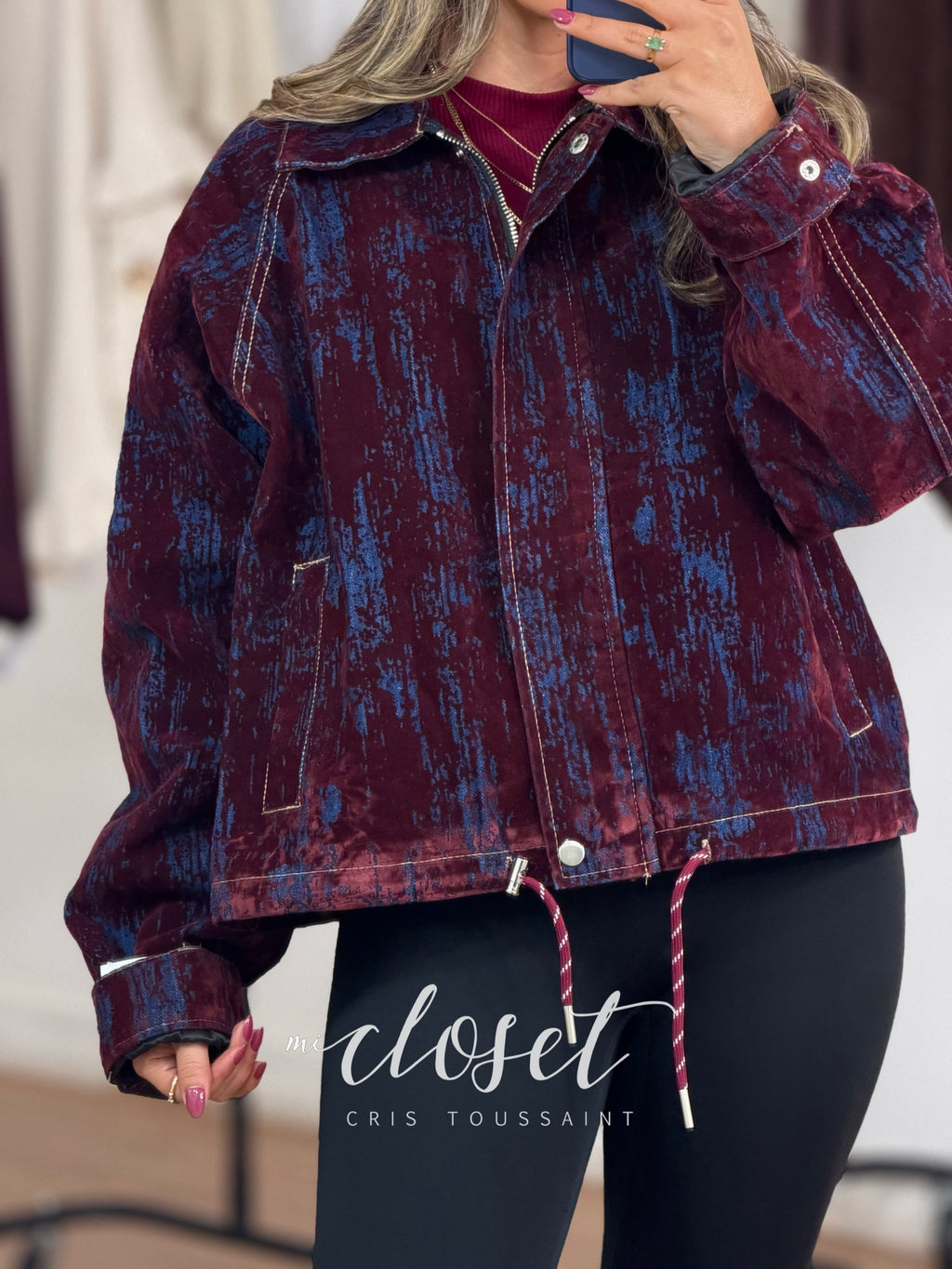 CHAMRRA DE MEZCLILLA OVERSIZED ATERCIOPELADA CON BOLSAS EN FRENTE, DISEÑO MARMOLEADO, CINTA AJUSTABLE EN CINTURA Y FORRO
