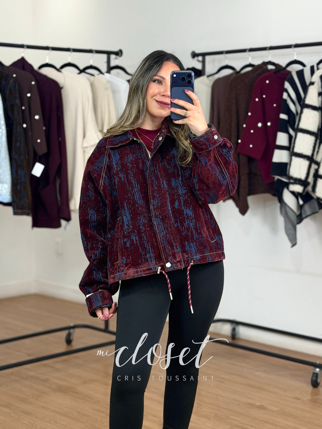 CHAMRRA DE MEZCLILLA OVERSIZED ATERCIOPELADA CON BOLSAS EN FRENTE, DISEÑO MARMOLEADO, CINTA AJUSTABLE EN CINTURA Y FORRO