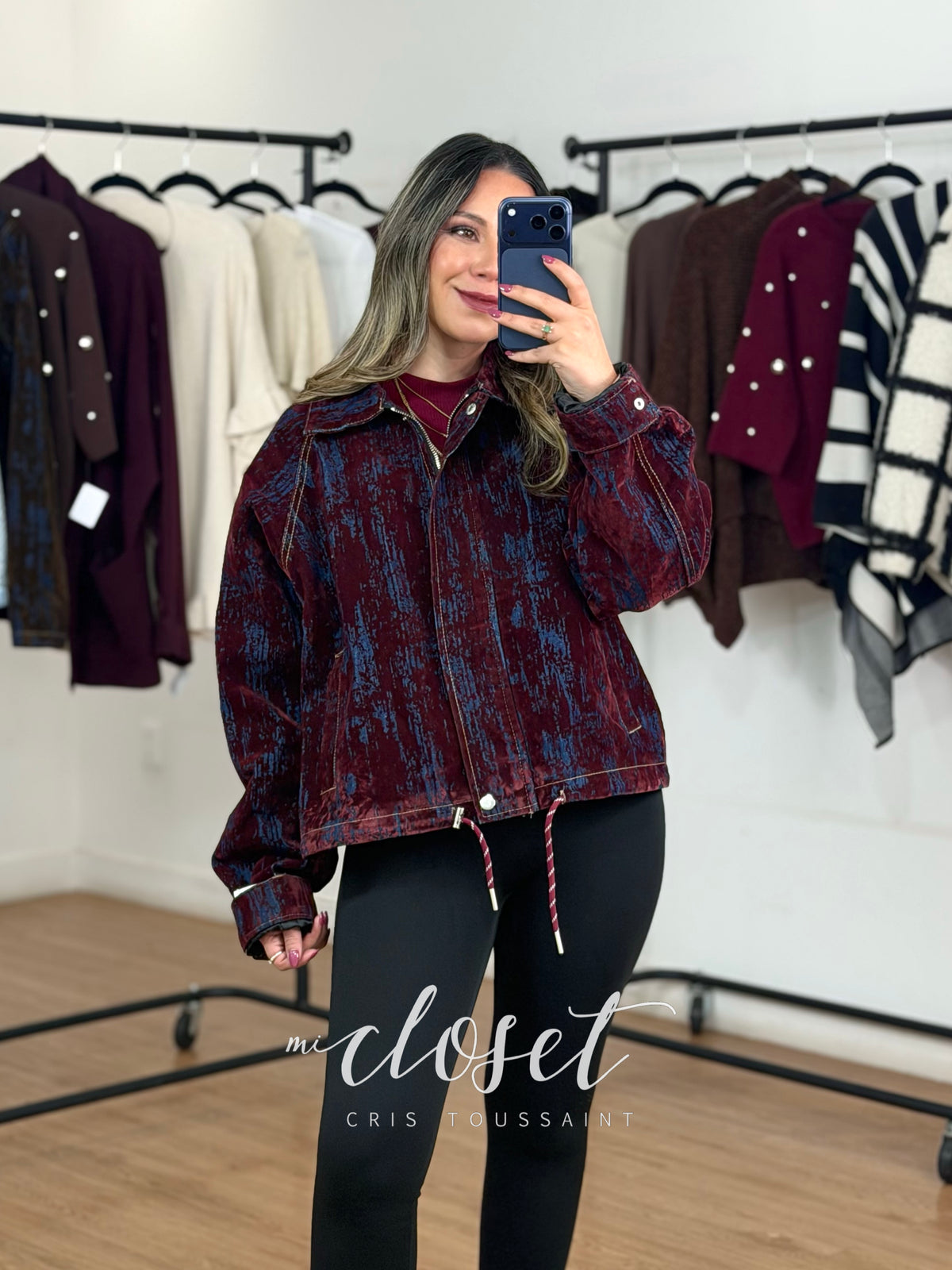 CHAMRRA DE MEZCLILLA OVERSIZED ATERCIOPELADA CON BOLSAS EN FRENTE, DISEÑO MARMOLEADO, CINTA AJUSTABLE EN CINTURA Y FORRO