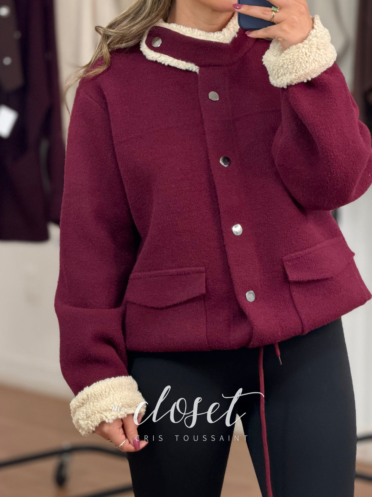 CHAMARRA SEMI GRUESA, SÚPER SUAVE, CON CUELLO Y PUÑOS TIPO BORREGO Y CINTA AJUSTABLE