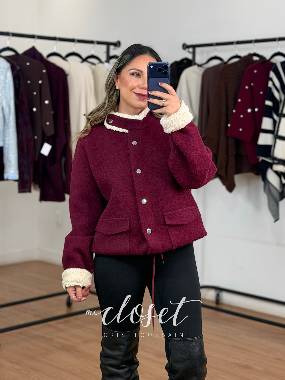 CHAMARRA SEMI GRUESA, SÚPER SUAVE, CON CUELLO Y PUÑOS TIPO BORREGO Y CINTA AJUSTABLE
