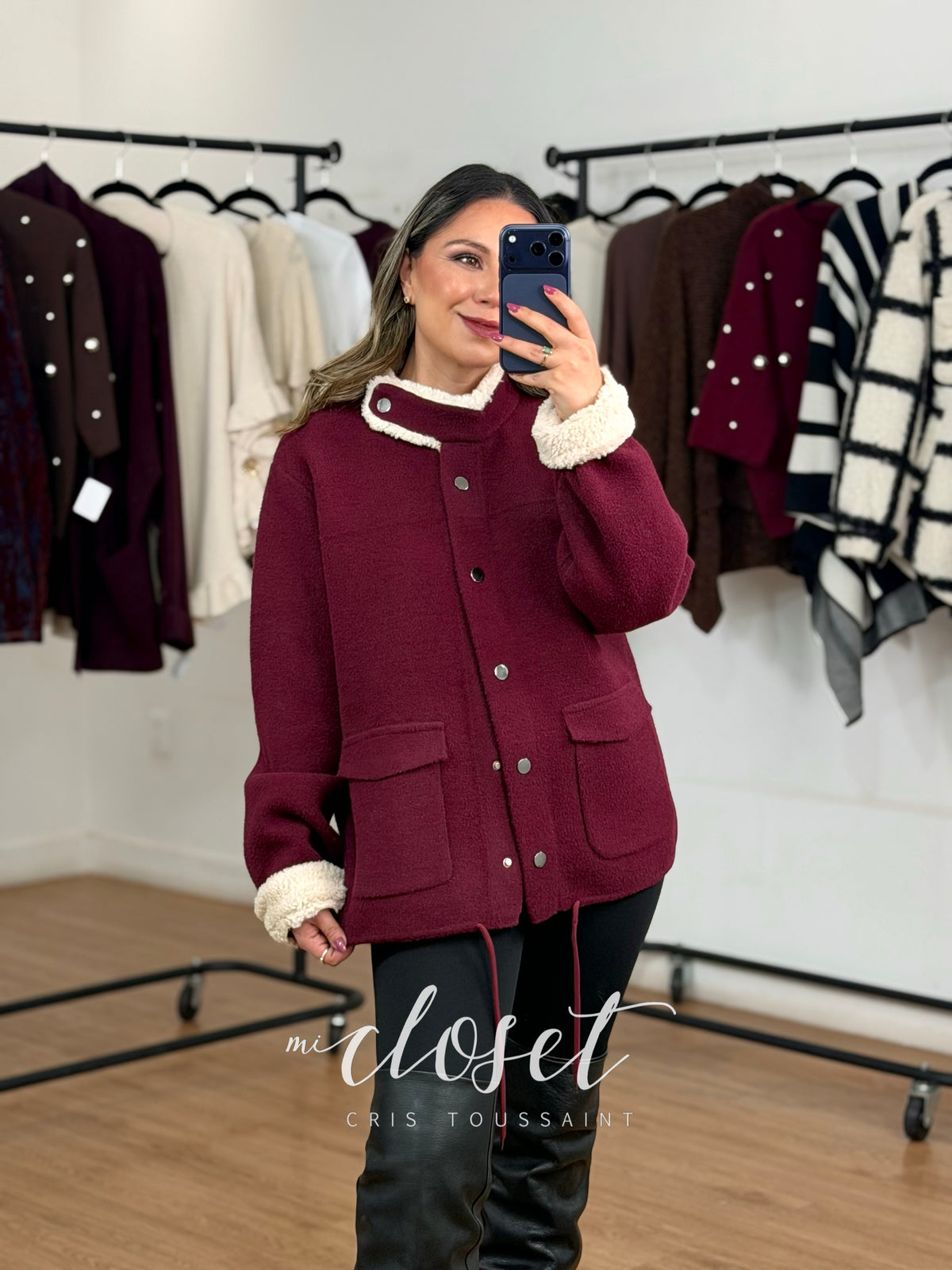 CHAMARRA SEMI GRUESA, SÚPER SUAVE, CON CUELLO Y PUÑOS TIPO BORREGO Y CINTA AJUSTABLE