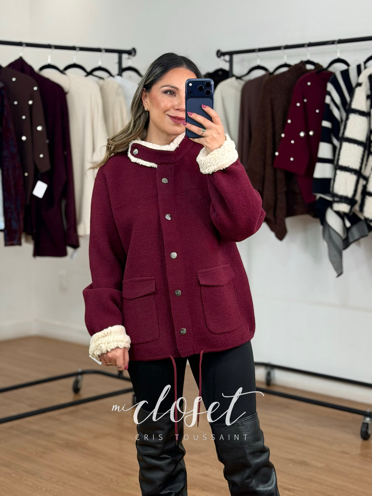 CHAMARRA SEMI GRUESA, SÚPER SUAVE, CON CUELLO Y PUÑOS TIPO BORREGO Y CINTA AJUSTABLE