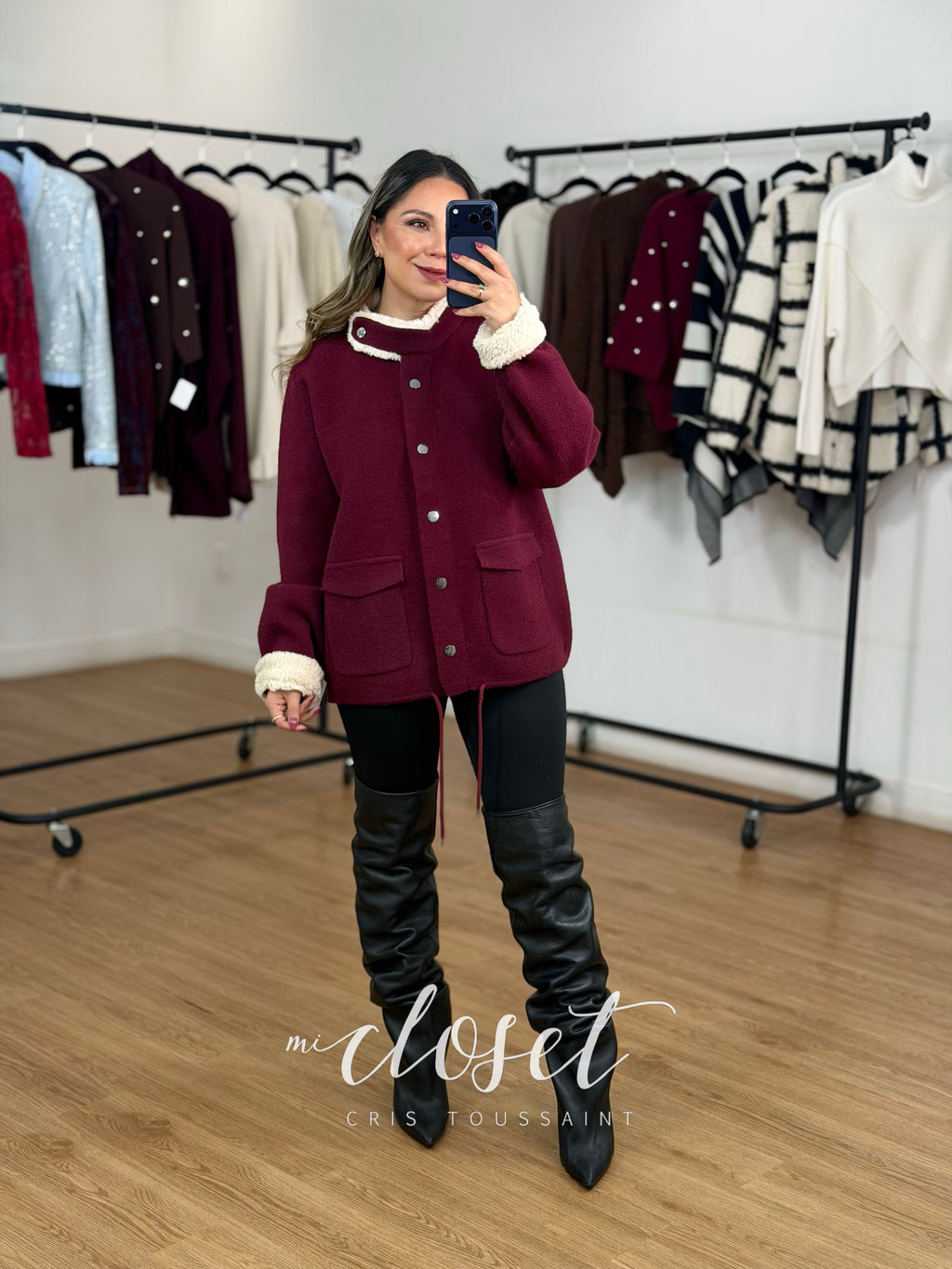 CHAMARRA SEMI GRUESA, SÚPER SUAVE, CON CUELLO Y PUÑOS TIPO BORREGO Y CINTA AJUSTABLE