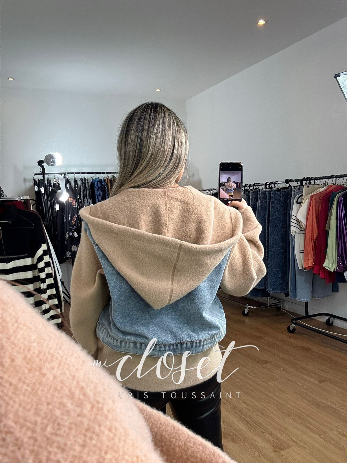 CHAMARRITA OVERSIZED TIPO HOODIE CON GORRO, MEZCLILLA EN FRENTE Y ESPALDA