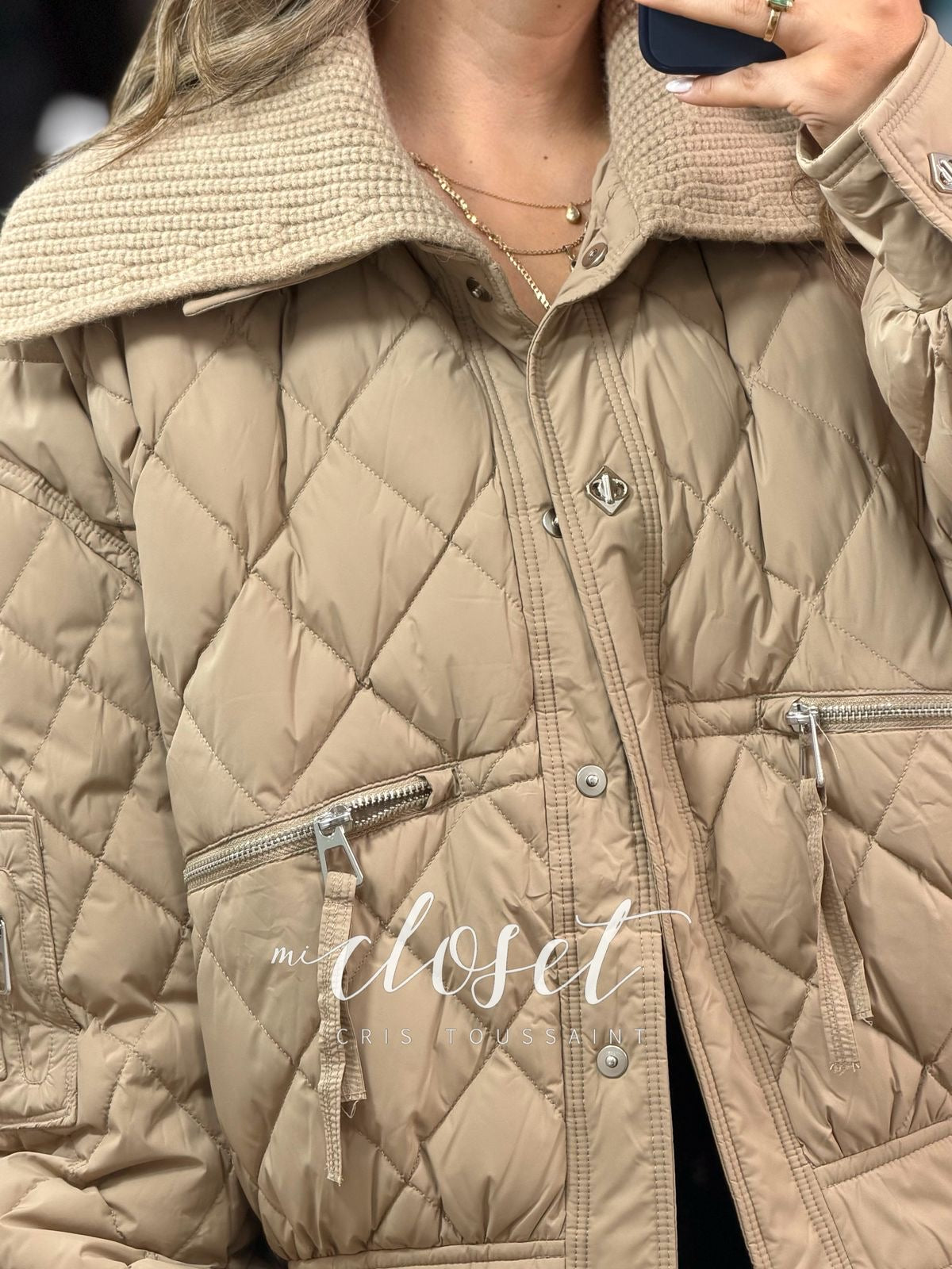BOMBER JACKET, OVERSIZED CON DETALLE EN CUELLO Y RESORTE TRASERO