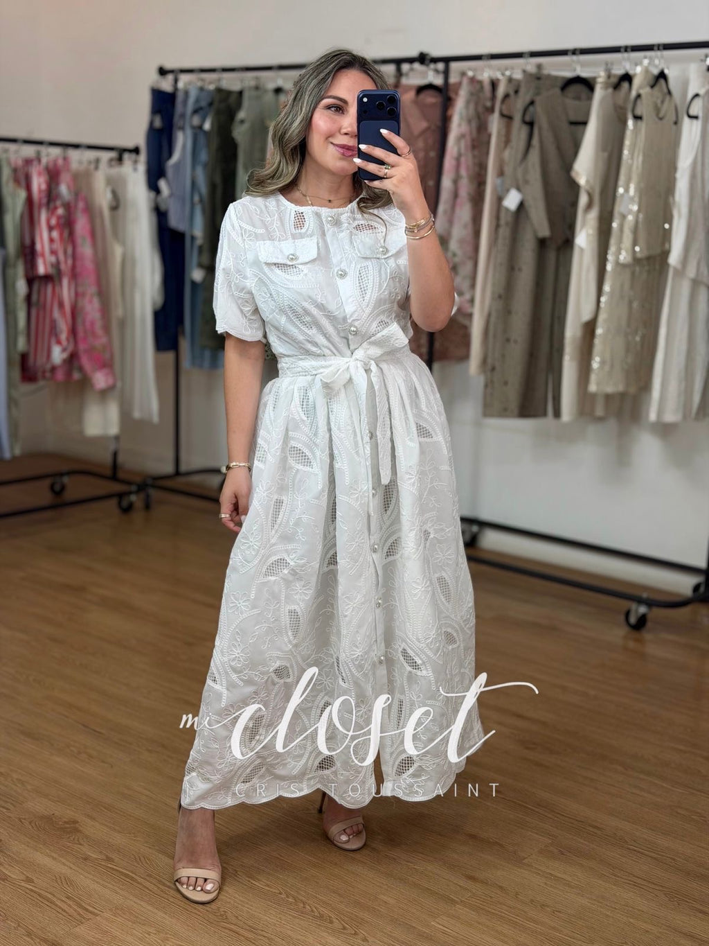VESTIDO CALADO CON FORRO, CINTA AJUSTABLE Y BOTONES DE PERLA