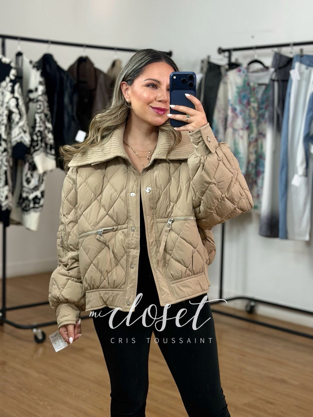 BOMBER JACKET, OVERSIZED CON DETALLE EN CUELLO Y RESORTE TRASERO