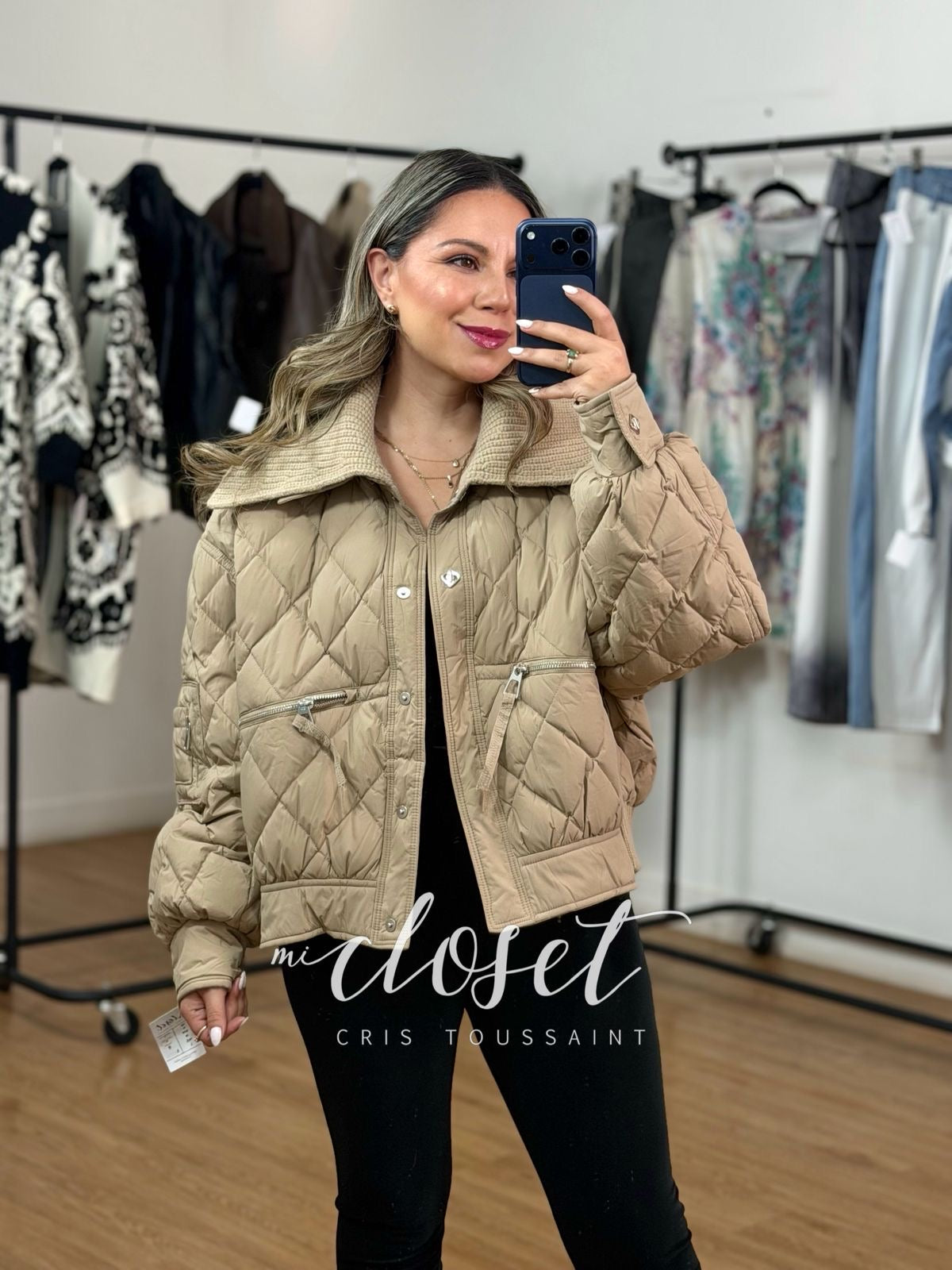 BOMBER JACKET, OVERSIZED CON DETALLE EN CUELLO Y RESORTE TRASERO