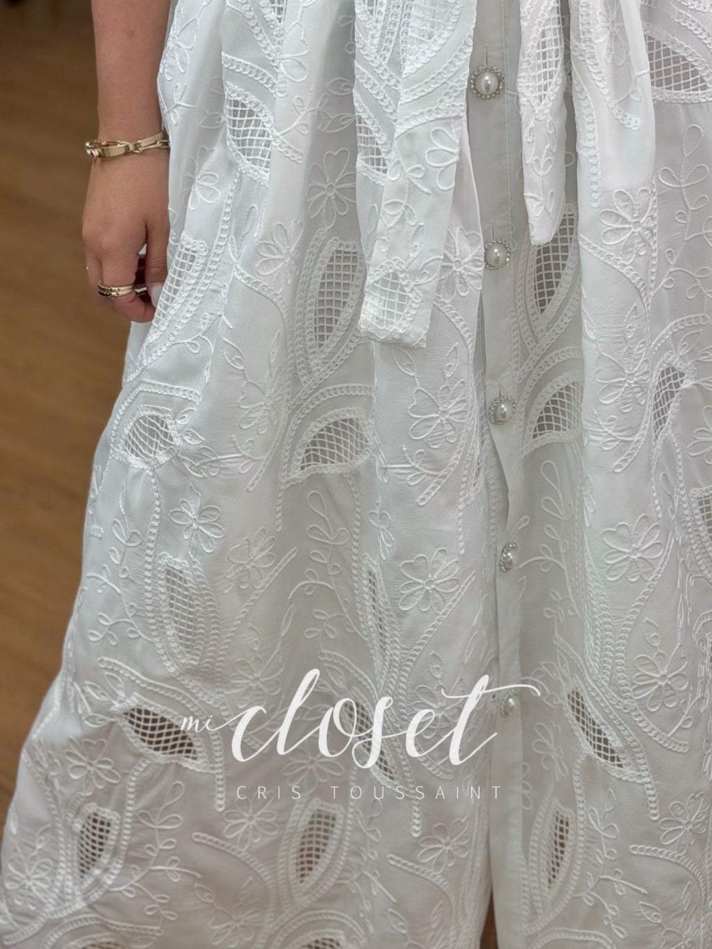 VESTIDO CALADO CON FORRO, CINTA AJUSTABLE Y BOTONES DE PERLA