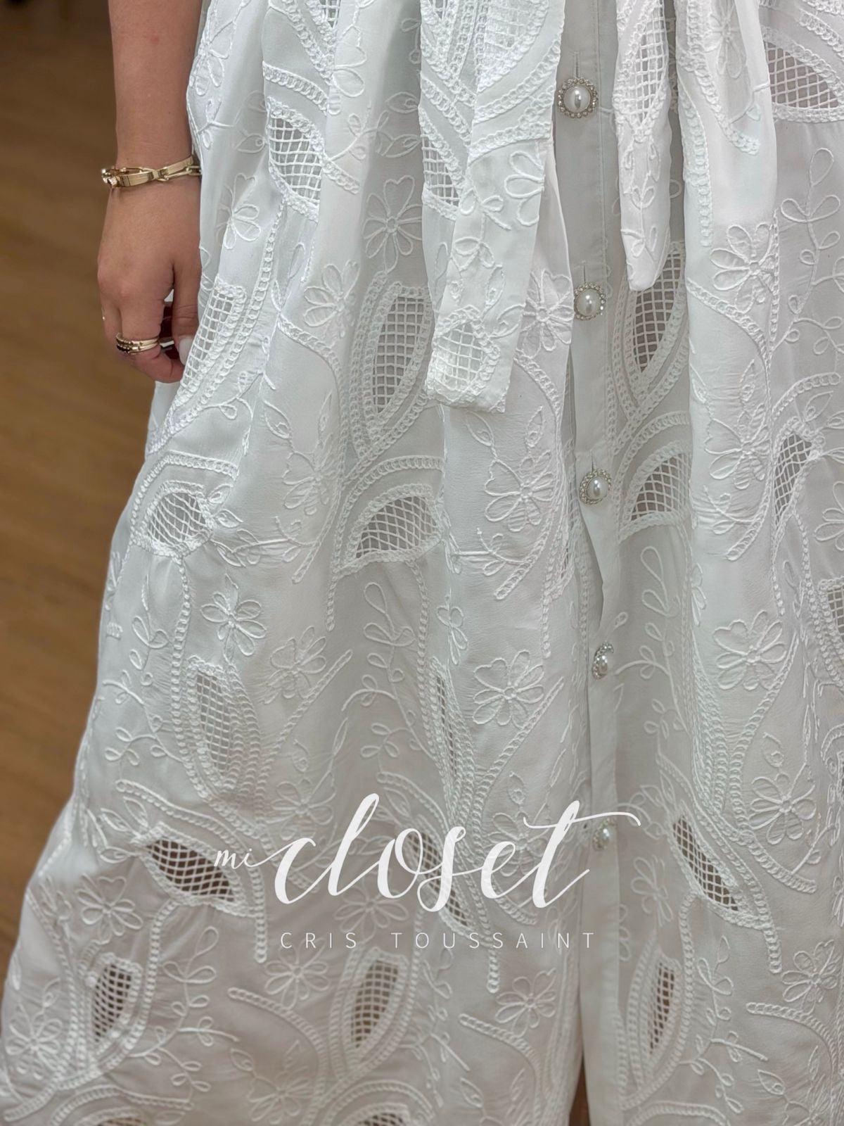 VESTIDO CALADO CON FORRO, CINTA AJUSTABLE Y BOTONES DE PERLA