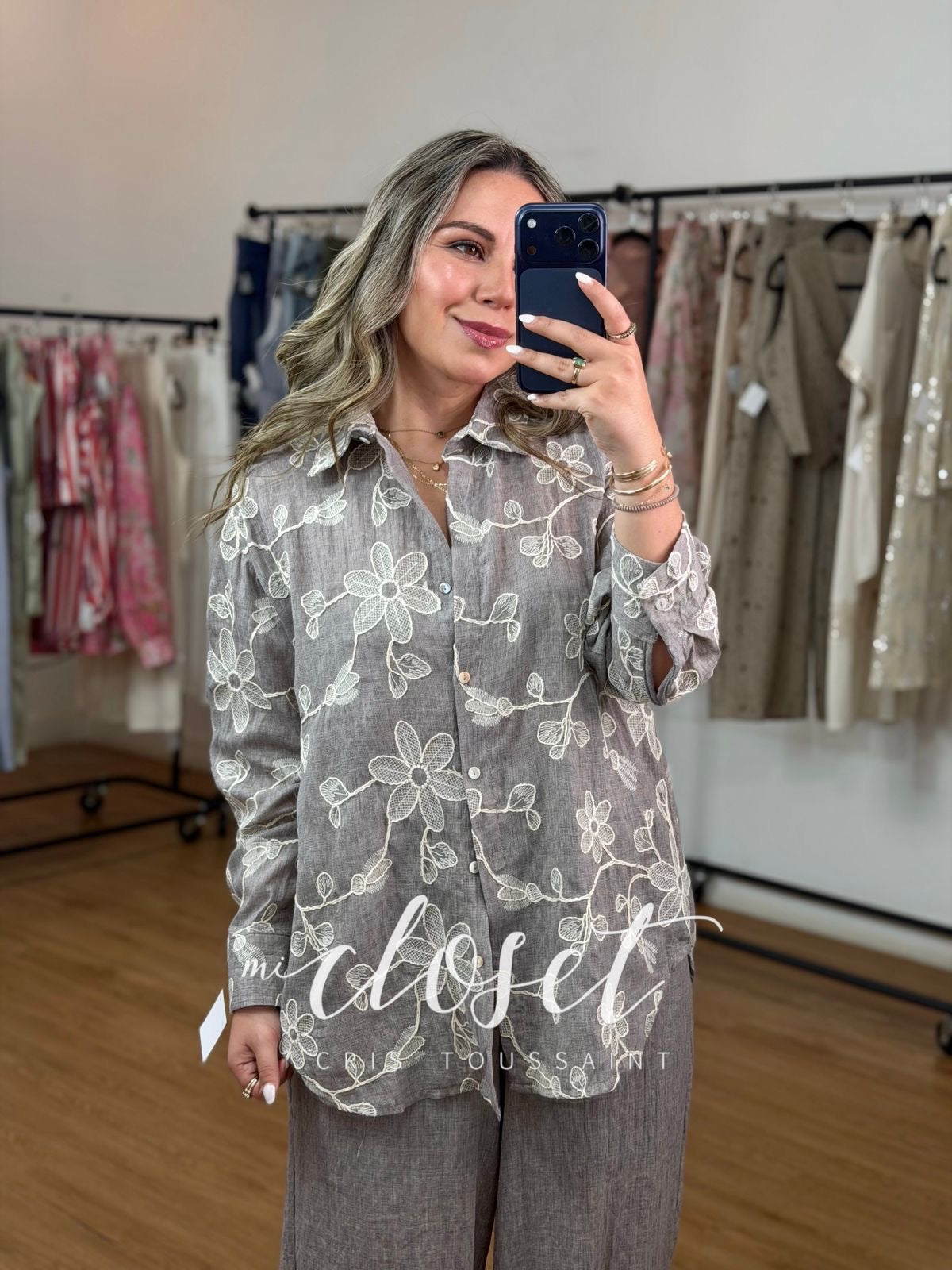 CONJUNTO DE ALGODÓN LIGERO, SEMITRANSPARENTE; PANTALÓN (FORRO DE SHORT) Y CAMISA BORDADA OVERSIZED